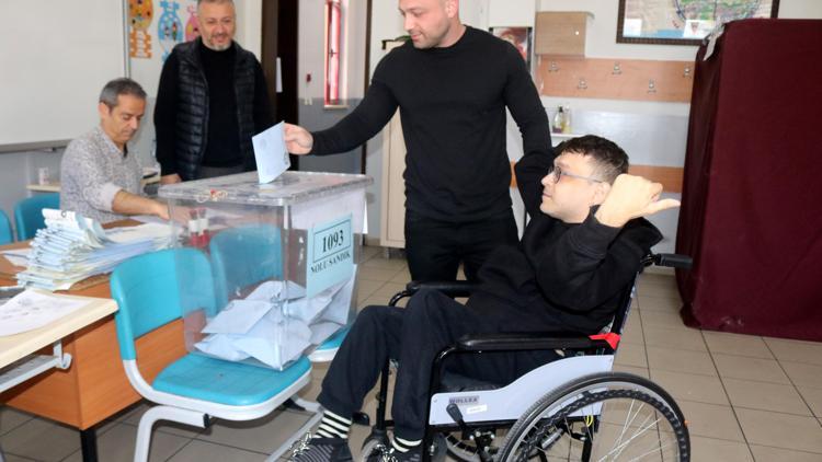 Serebral palsi hastası İlker, oyunu kullanmaya tekerlekli sandalyeyle geldi