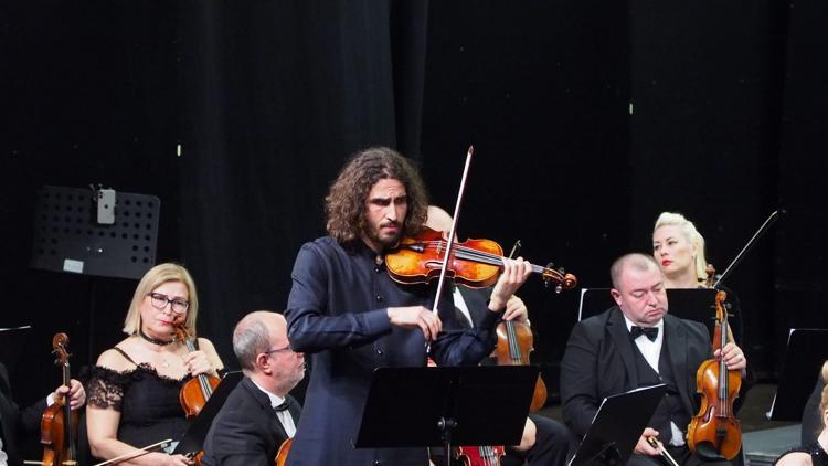 AKMde üçlü enstrüman keyfi