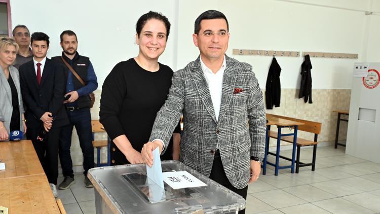 AK Parti Antalya Büyükşehir Belediye Başkan Adayı Tütüncü, oyunu kullandı