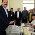 Rıza Sümer, oyunu kullandı