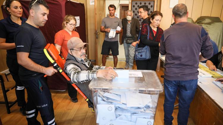 Sandık başına ambulansla giden seçmen: Canım çıkmadıkça her seçimde oy kullanmaya geleceğim