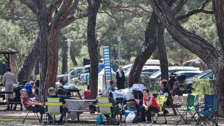 Oylarını kullanıp mesire alanlarında piknik yaptılar