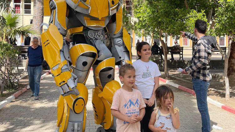 Oy kullanmaya robot kostümüyle geldi