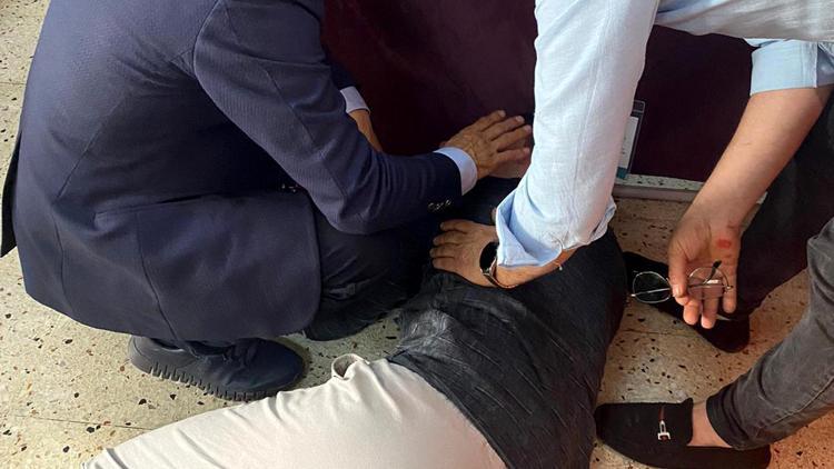 Rahatsızlanan müşahide ilk müdahaleyi, doktor başkan adayı yaptı