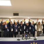 AK Parti'ye katılanlara rozet takıldı