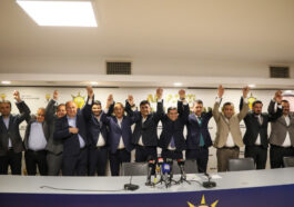 AK Parti'ye katılanlara rozet takıldı