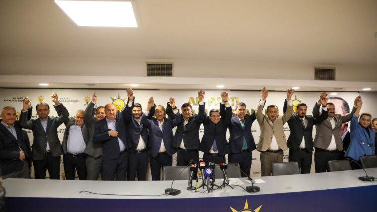 AK Parti'ye katılanlara rozet takıldı