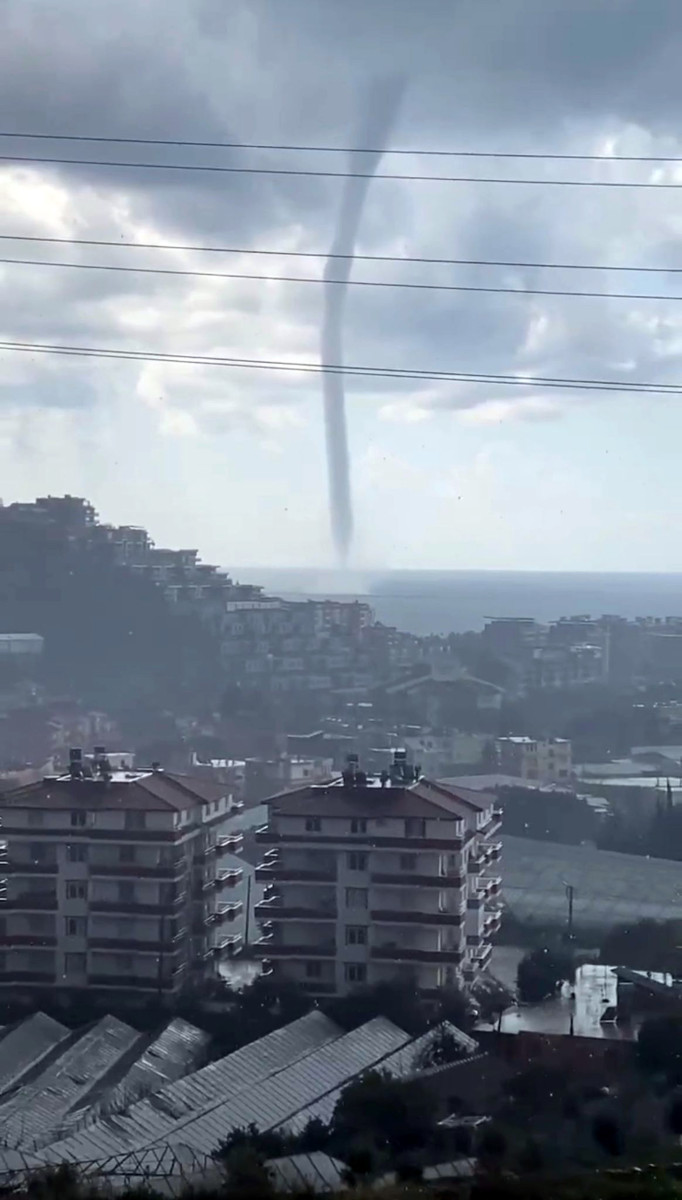 Alanya Konaklı'da hortum oluştu