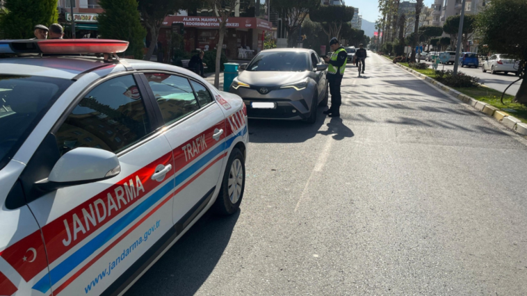 Alanya'da 234 araç ve sürücüye 491 bin 818 lira ceza kesildi