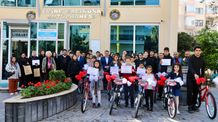 Alanya'da en çok kitap okuyan öğrenciler ödüllendirildi
