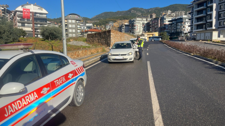 Alanya'da jandarma 221 araç sürücüsüne ceza yağdırdı