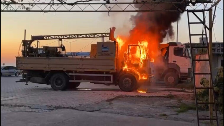 Alanya'da park halindeki kamyonda yangın çıktı