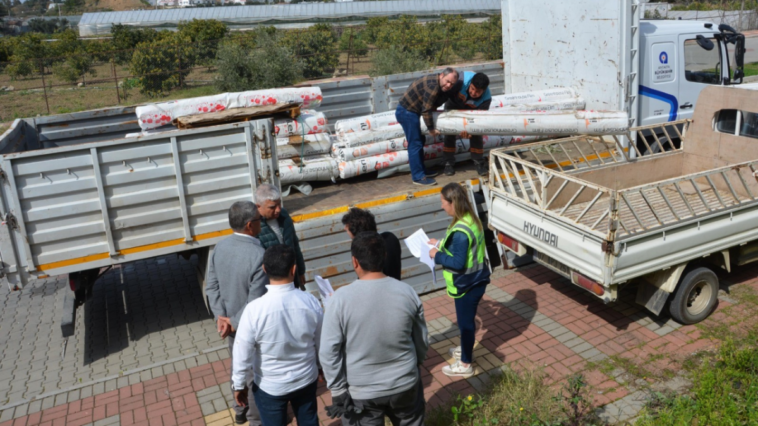Alanya'da seraları zarar gören üreticilere Büyükşehir'den destek geldi