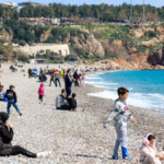 Antalyalılar sıcak havayı görünce denize akın etti