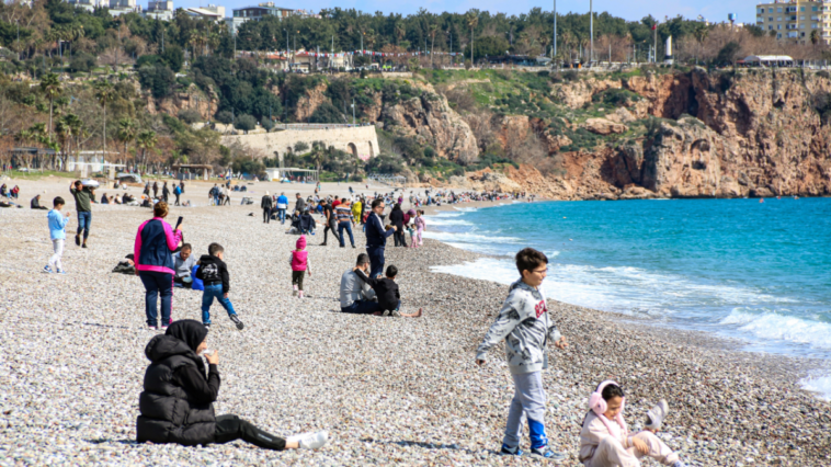 Antalyalılar sıcak havayı görünce denize akın etti