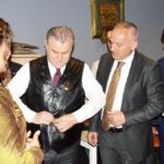 Bakan'a yelek hediye ettiler