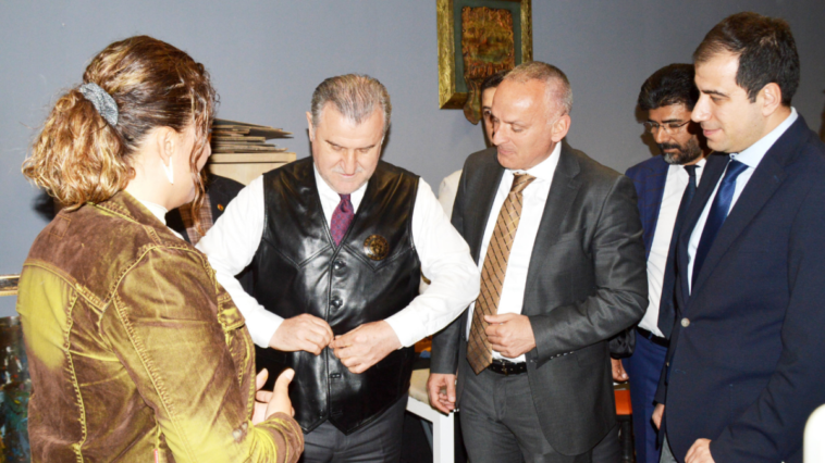 Bakan'a yelek hediye ettiler