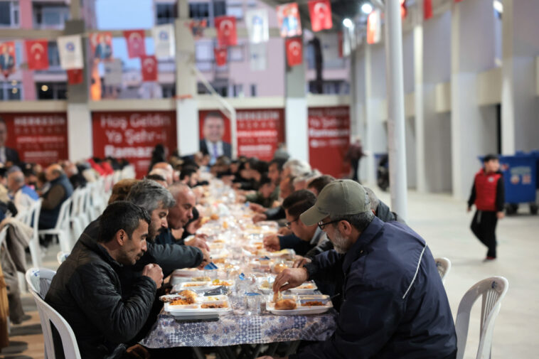 Büyükşehir Atatürk Spor Salonu'nda iftar sofrası kurdu