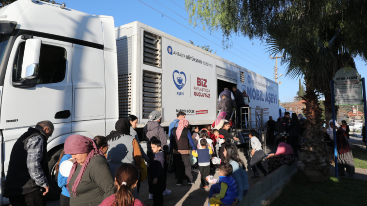 Büyükşehir Mobil Aşevi Kepez Göçerler Mahallesi'nde