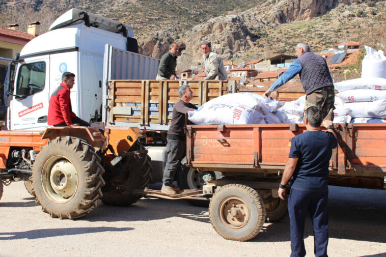 Büyükşehir'den Elmalı çiftçisine yem desteği
