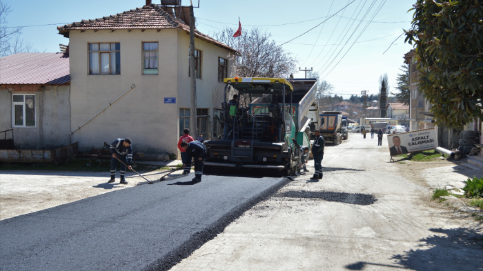Büyükşehir'den Korkuteli Yelten'e sıcak asfalt