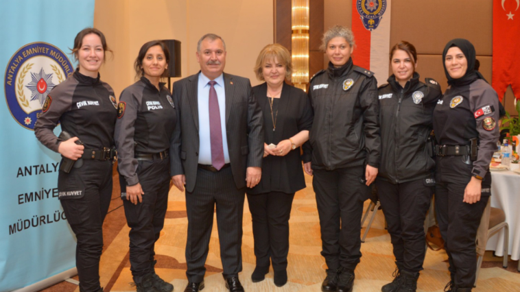 Çevik, kadın personeli ile bir araya geldi