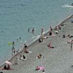 Çöl tozunun etkisinin azalmasıyla sahiller doldu taştı
