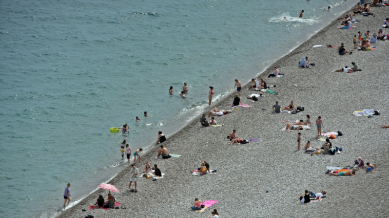 Çöl tozunun etkisinin azalmasıyla sahiller doldu taştı