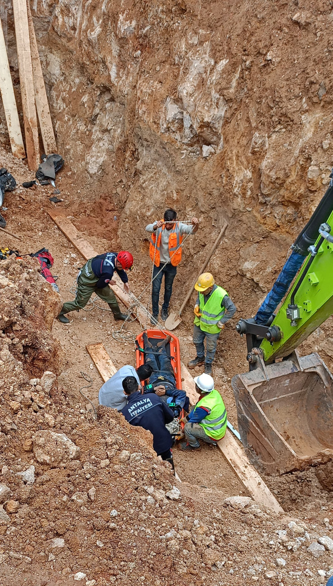 Döşemealtı'nda kanala düşen motosiklet sürücüsü yaralandı