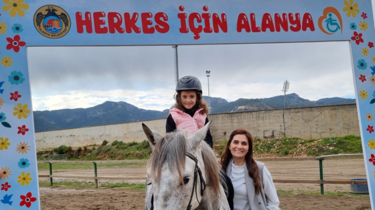 Down Sendromlular çocuklar at çiftliğinde buluştu