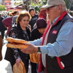 Her gün 500 ücretsiz pide dağıtıyor