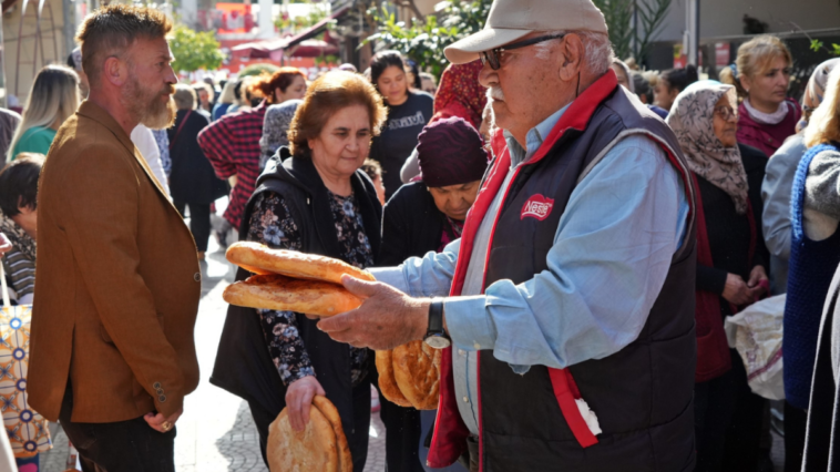 Her gün 500 ücretsiz pide dağıtıyor