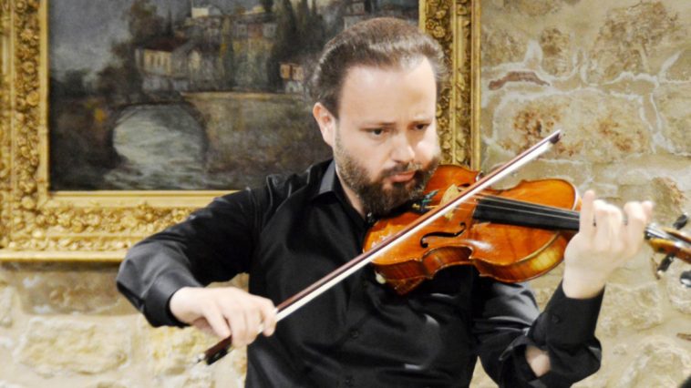 Kaleiçi'nde tarihi konakta müzik keyfi