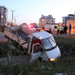 Kamyonet kanala uçtu: 3 kişi yaralı