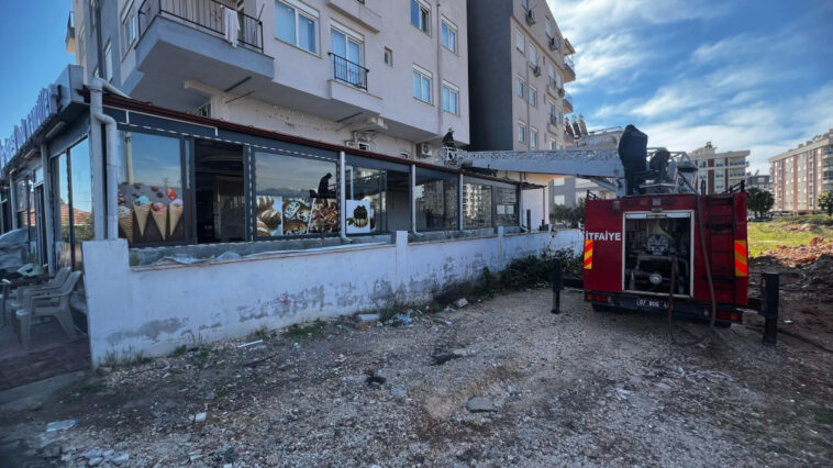 Kepez'de pastane yangınında motosiklet kül oldu