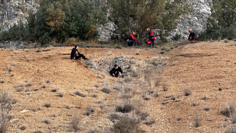 Korkuteli'nde dağda mahsur kalan 2 kişiyi AFAD kurtardı