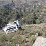 Kumluca'da kamyon şarampole yuvarlandı 2 yaralı var