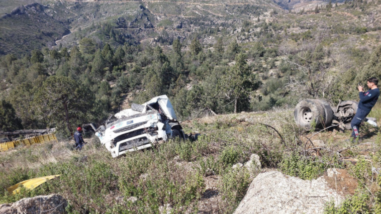 Kumluca'da kamyon şarampole yuvarlandı 2 yaralı var