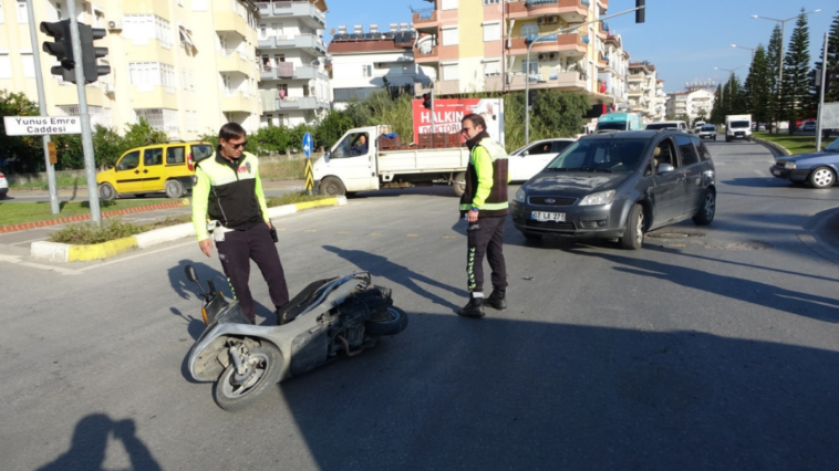 Manavgat'ta otomobille motosiklet çarpıştı 1 kişi yaralı