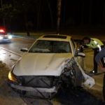 Manavgat'ta refüjdeki palmiyeyle çarpan otomobilin sürücüsü yaralandı