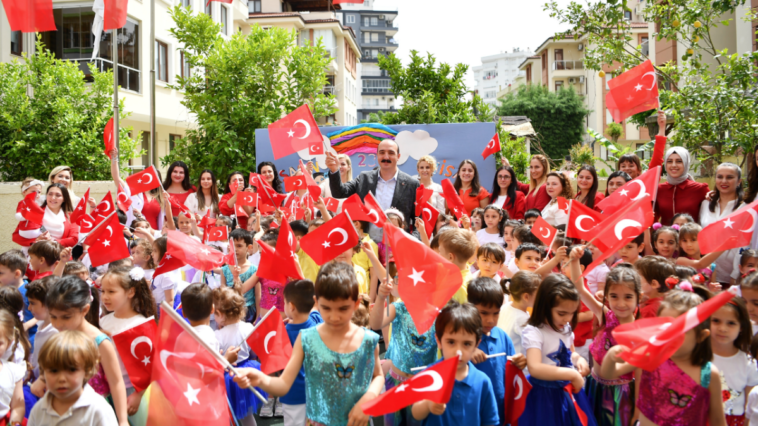 Miniklerle 23 Nisan'ı kutladı