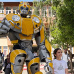 Oy kullanmaya robot karakterli kostümle geldi