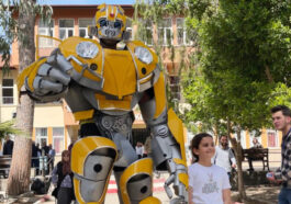 Oy kullanmaya robot karakterli kostümle geldi