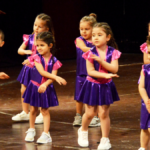 Sahne çocuklarla güzel