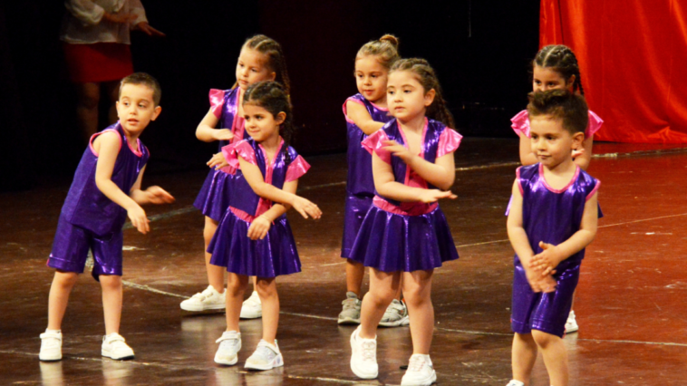 Sahne çocuklarla güzel