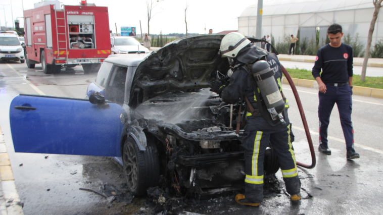 Serik'te seyir halindeki otomobil yandı