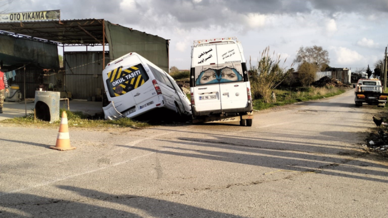 Servis minibüsleri çarpıştı 8 öğrenci yaralandı