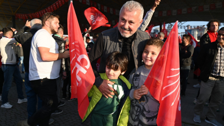 Sözen halktan helallik alıyor