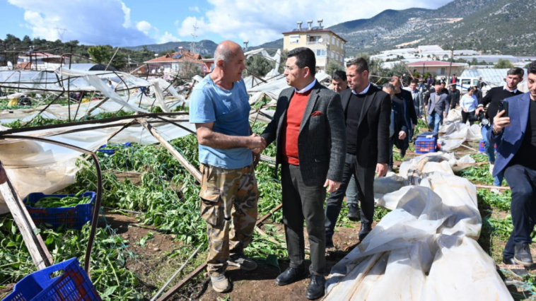 Tütüncü hortumdan zarar gören çiftçileri ziyaret etti