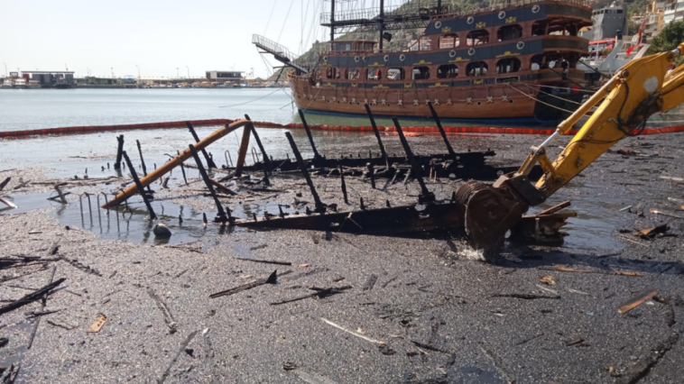 Yanan tekneden geri kalanlar yüzeye çıkarıldı